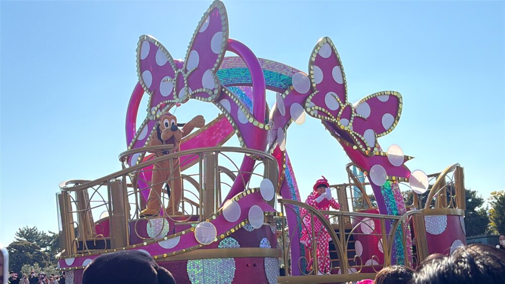 ディズニー・パルパルーザ “ミニーのファンダーランド”のパレードでプルートが手を振っている場面